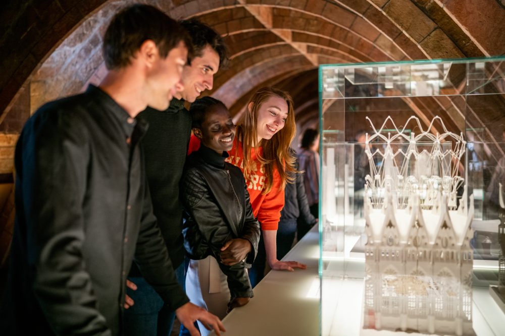 Besichtigung Pedrera tagsüber Ausstellung Zeichnung